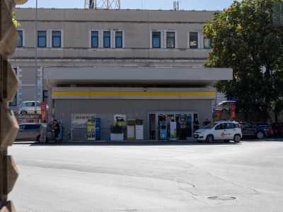� composta da un fabbricato a forma di parallelepipedo...